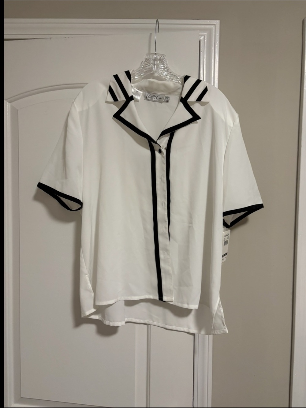Kathy Che, Cozy Chic Women’s White Button-Up Shirt with Black Trim, Size 18 - Picture 2 of 5